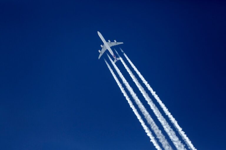 plane overhead tracking getty