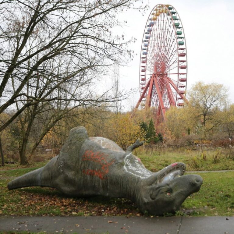 dinosaur statue sq dezeen 2364 col 0 852x852