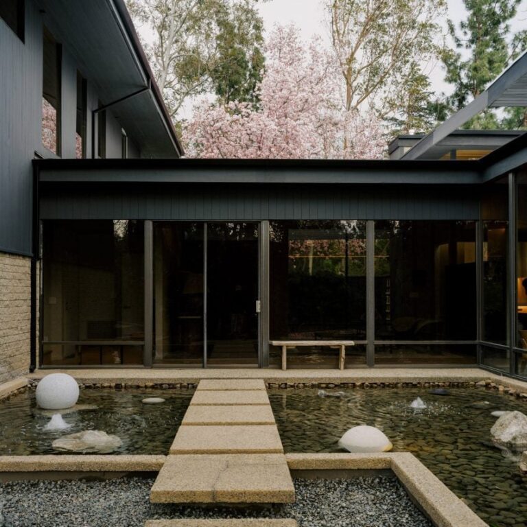 glass ridge house owiu design dezeen 2364 colsq2 852x852
