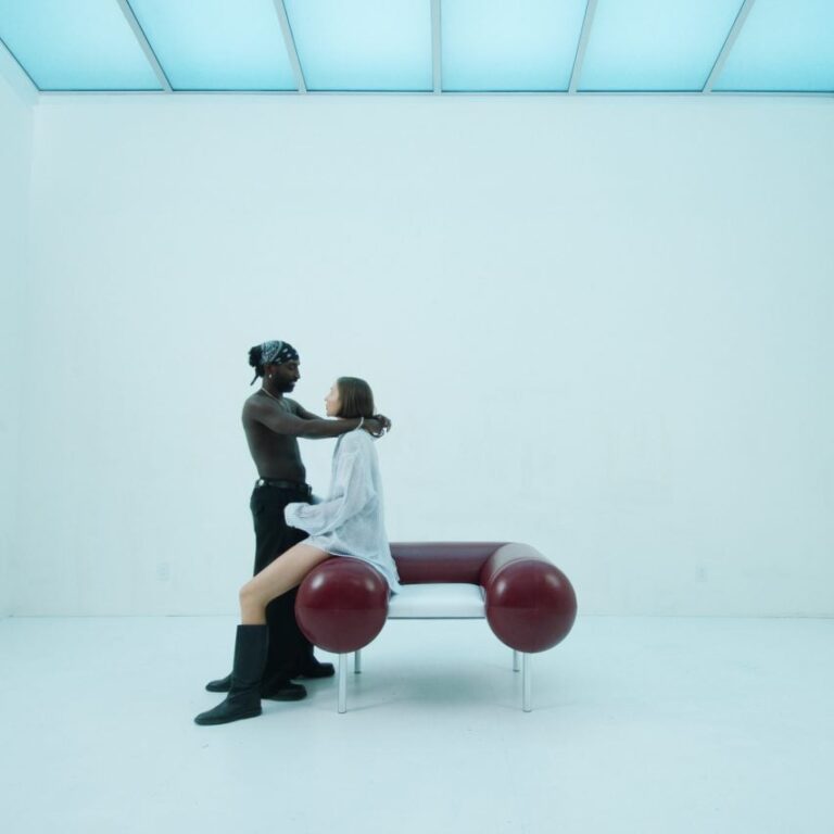kourous maghsoudi hug chair nycxdesign dezeen 2364 sq 852x852